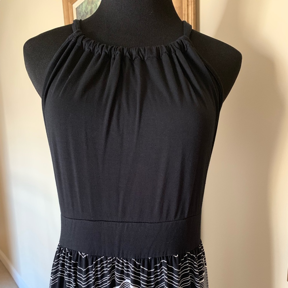 BLACK/WHITE HALTER MAXI DRESS